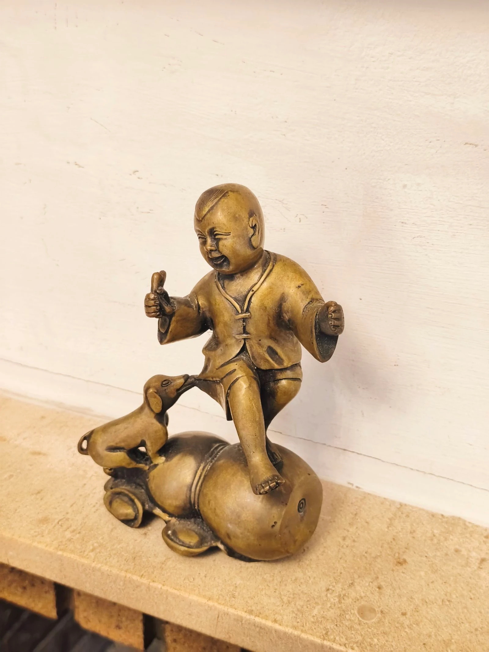 Figura escultura de bronce antigua perro y muchacho – photo 3